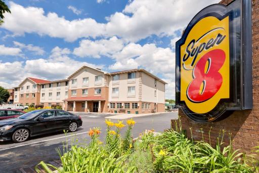 Super 8 by Wyndham Akron S/Green/Uniontown OH - Housity