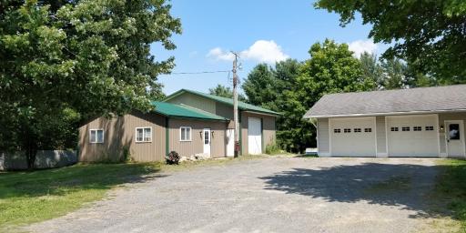 Becker's Private Studio 2 Queen Beds, 1 Futon with a Great Back Yard! - Housity