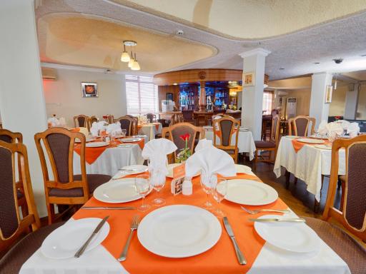 Gold Crest Hotel - Housity