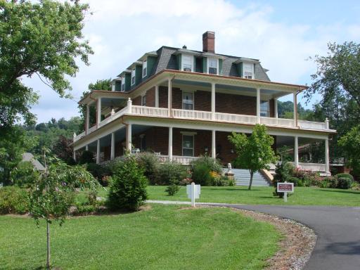 The Reynolds Mansion - Housity