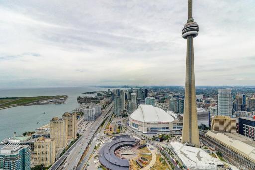 InstantSuites- PentHouse - Balcony - Views - Parking - Housity