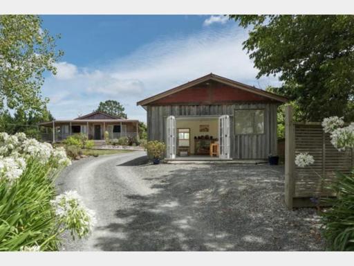 Creek Retreat - Housity