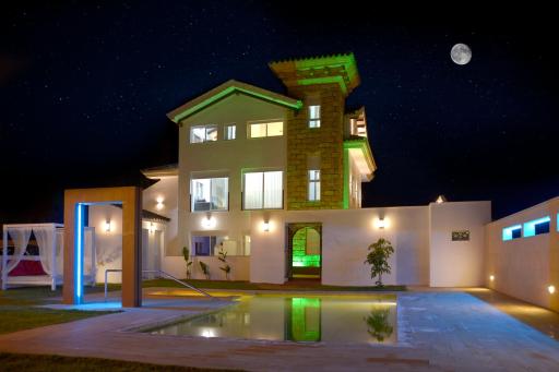 Apartamentos Turísticos El Lago - Housity