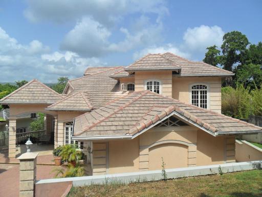 Idilio Escape - Housity