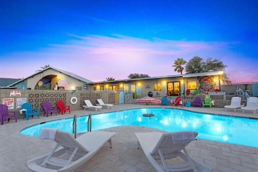 Hotel McCoy - Art, Coffee, Beer, Wine - Housity