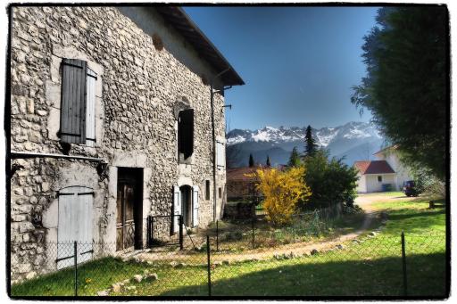 Vieux corps de ferme datant de 1675 - Housity