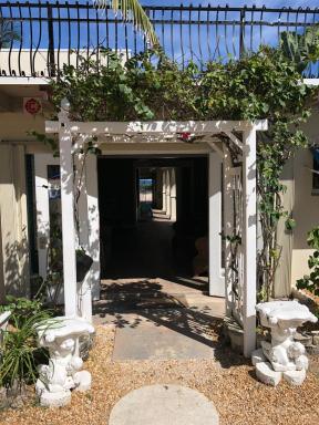 Courtyard Villa Hotel - Housity