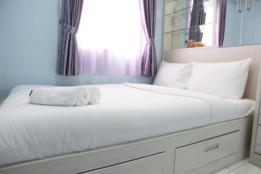 Comfortable 2BR Mutiara Bekasi Apartment By Travelio - Housity