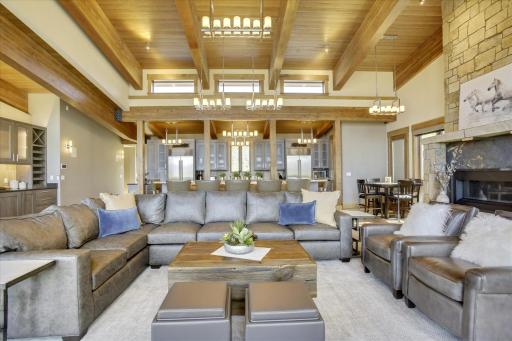 Mountain Top Luxury Chalet with Amazing Views - Gameroom, Hot Tub & Gas Firepits - FREE Activities & Equipment Rentals Daily - Housity