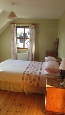 Heatherhill Farm Cottage in Letterfrack beside Connemara National Park - Housity
