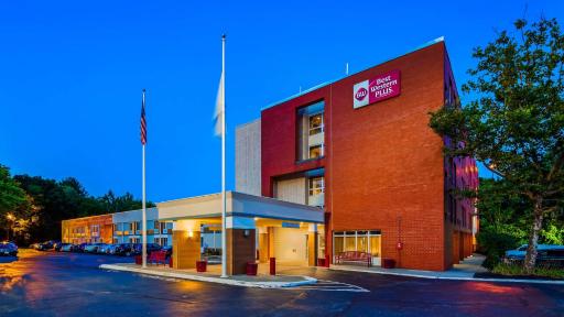 Best Western Plus Chelmsford Inn - Housity