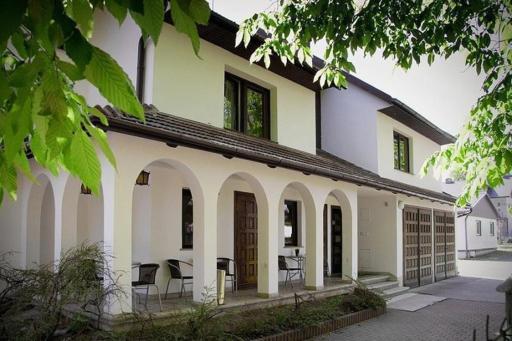 4 Couples & 4 Friends Hostel - Housity