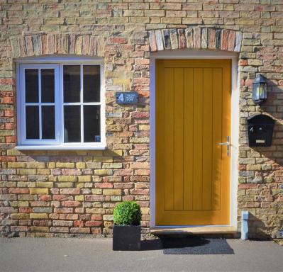 The Old Bottle Store - 2 Double Bedrooms, 2 Bathrooms, St Ives, Cambridgeshire - Housity