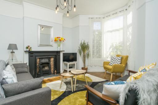 House for Families or Groups near Cardiff City Centre - Housity