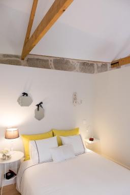 Sunday - Alda's Vintage Apartments with Free Parking - Housity