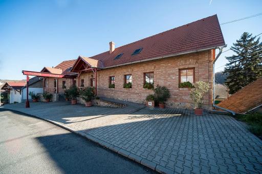 Wekler Családi Pincészet és Panzió - Housity