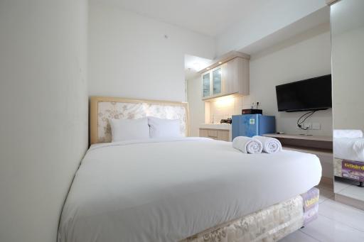 Minimalist Studio Room at The Springlake Apartment Sumarecon Bekasi By Travelio - Housity