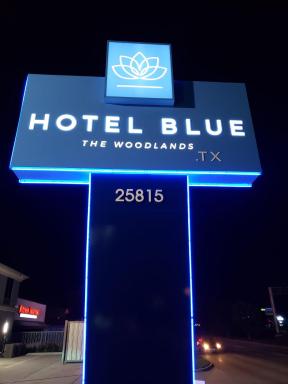 Hotel Blue - Woodlands - Housity