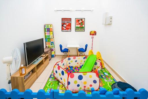 4-Bedrm ensuite family friendly house near Aeon Bukit Indah - Housity