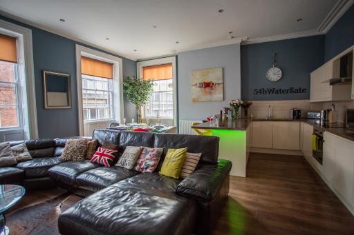 Most central luxury apartment - sleeps 4 & FREE parking! - Housity