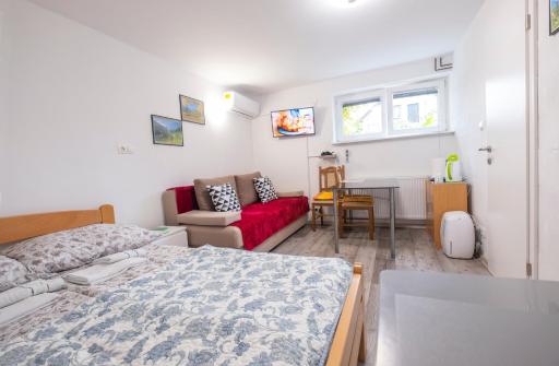 Newly renovated Studio with Air Conditioner & FREE Parking - Housity