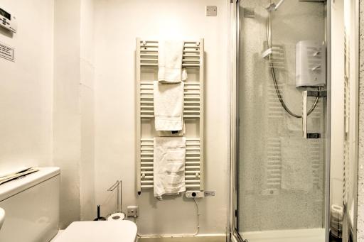 Stunning Studio Apartment Castle View - Housity