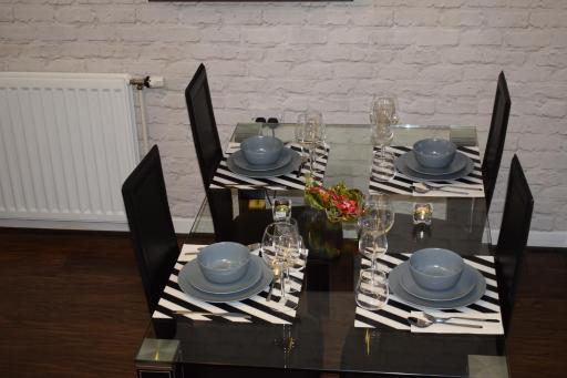 Silverburn new house with free parking and nice garden - Housity
