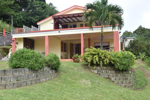 Haut de villa dans son écrin de verdure - Housity