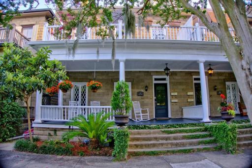 Beautiful 6 Bed, 5 Bath Historic Savannah Home - Housity