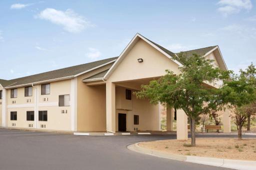 Travelodge by Wyndham Belen - Housity