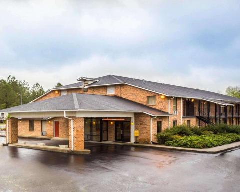 Econo Lodge Inn & Suites Lugoff - Housity