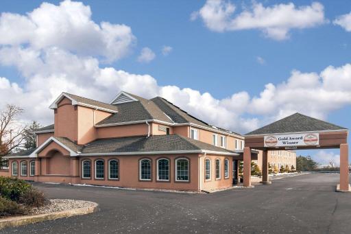 Comfort Inn Amish Country - Housity