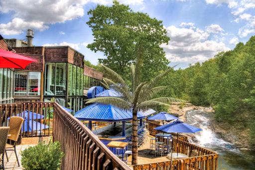 The Woodlands Inn - Housity