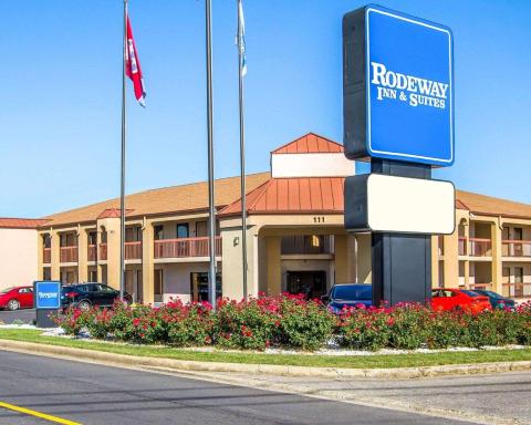 Rodeway Inn & Suites Clarksville near Governors Square Mall - Housity