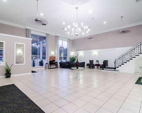 Rodeway Inn & Suites Williamsburg Central - Housity