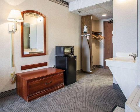 Rodeway Inn & Suites Milwaukee Airport - Housity