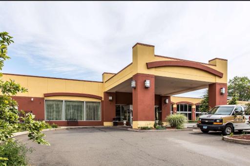 Clarion Hotel & Suites Hamden-New Haven - Housity