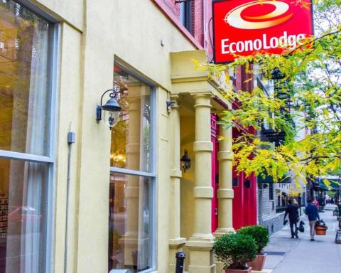 Econo Lodge Times Square - Housity