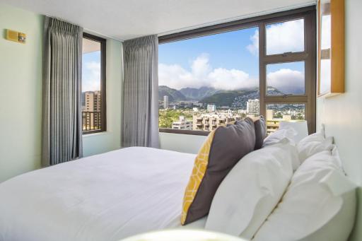 THE PINEAPPLE SUITE at THE WAIKIKI BANYAN - Housity