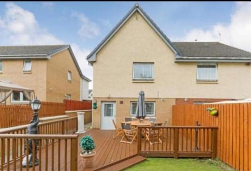 Silverburn new house with free parking and nice garden - Housity
