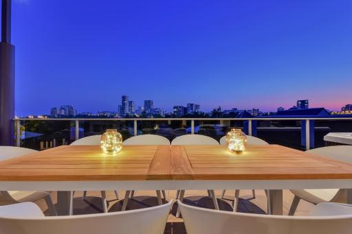 Luxury Darwin City Lights Jacuzzi Central Location Large House New Furnishings - Housity