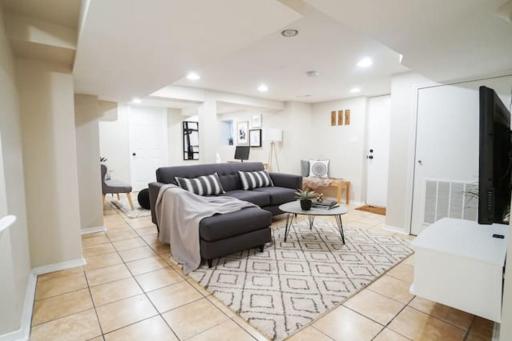 Trendy 1BR Basement with Laundry & Covered Parking - Central Trendy - Housity