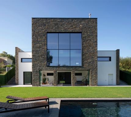 Casa moderna con piscina y vistas al bosque. - Housity