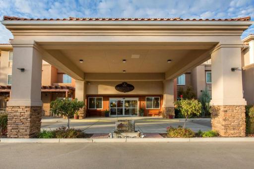 The Oaks Hotel & Suites - Housity