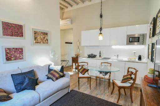 Oltrarno's Sweet Rose - FREE PARKING! - Housity
