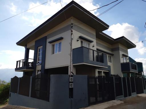 Restful 3BR Hillside Duplex House - Housity