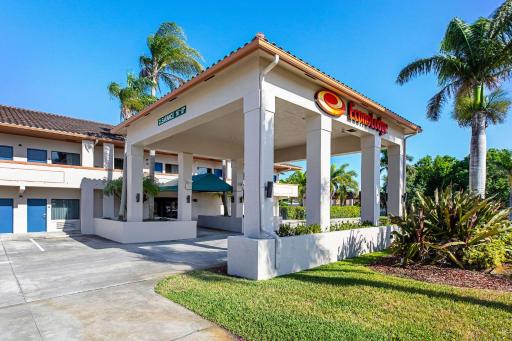 Econo Lodge Vero Beach - Downtown - Housity