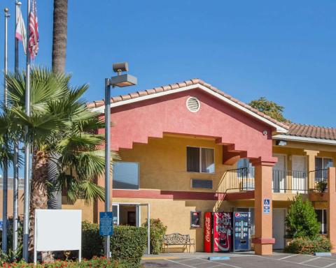 Econo Lodge Inn & Suites Lodi - Wine Country Area - Housity