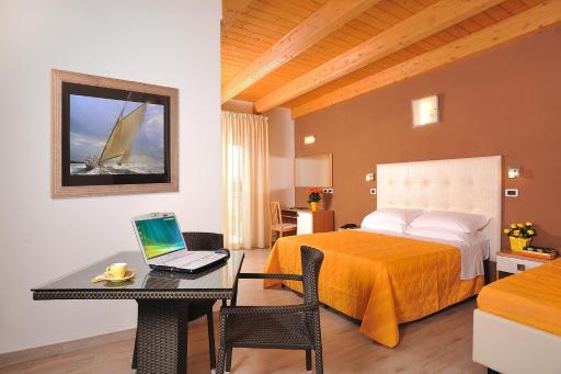 Hotel Favorita Easy Stay Room Only - Housity