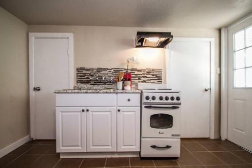 Hays #B Near Downtown Guest Studio - Housity